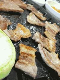 吃烤肉GIF表情图，吃饭表情包，eat chifan gif