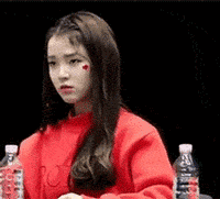 美女拍桌子手疼表情图片