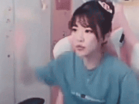 美女拍桌子表情动图GIF