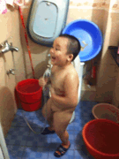 小孩洗澡搞笑GIF表情大全