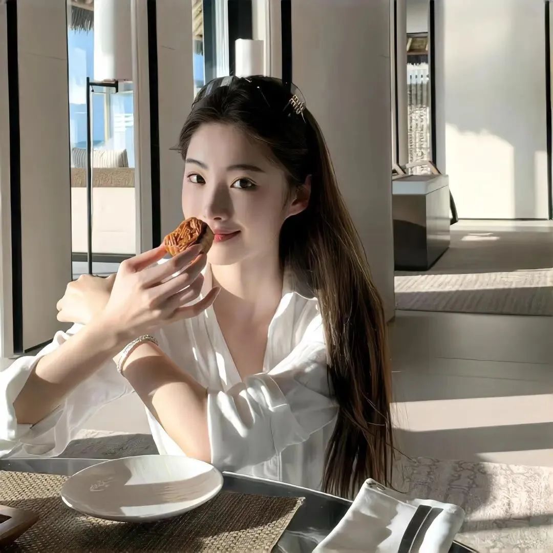 美女约会晚餐EmojiQQ表情