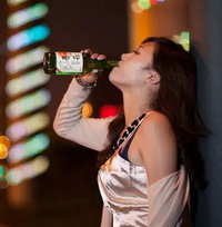 美女街头喝酒表情图 Drinking Beer