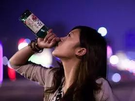 美女街头喝酒表情下载 Drinking Beer