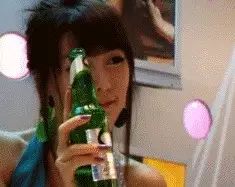 喝酒美女酒瓶 Drinking Beer