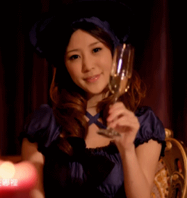 喝酒美女举杯 Drinking Beer