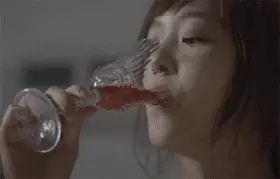 喝酒美女 Drinking Beer