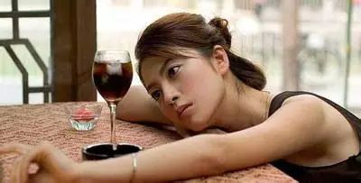 喝酒美女喝醉 Drinking Beer