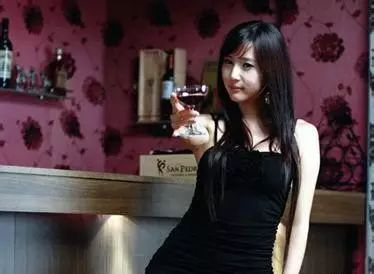 喝酒表情美女 Drinking Beer