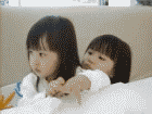 小孩搞笑亲吻表情符号