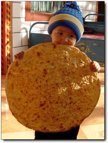 小孩吃一个巨大的饼表情包