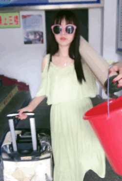 美女跑路表情包图片